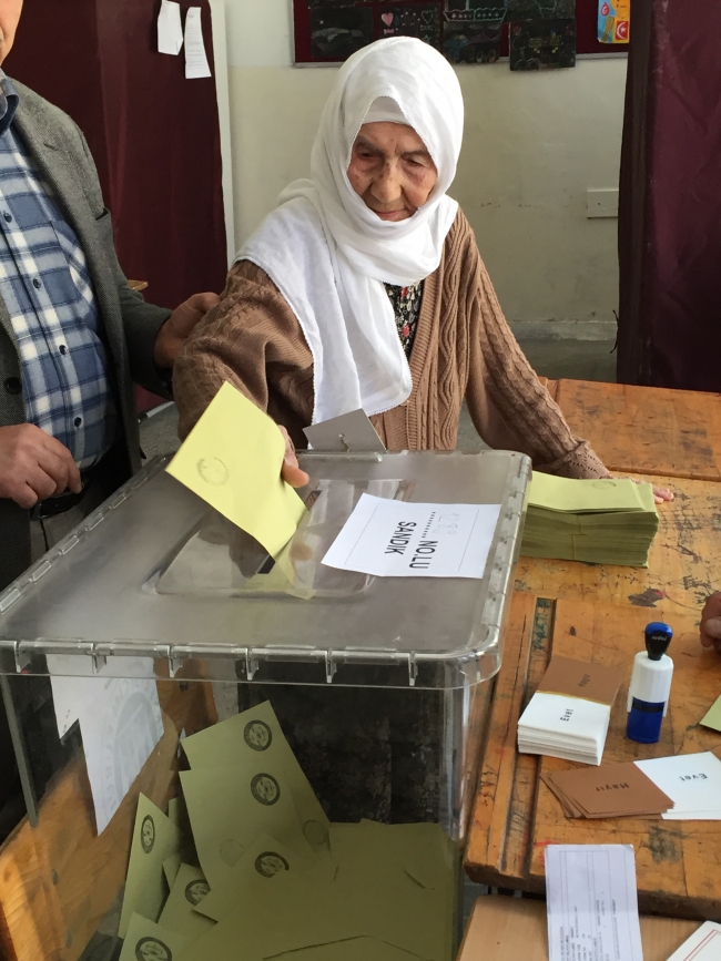 100 yaşındaki Aliye teyze oyunu kullandı